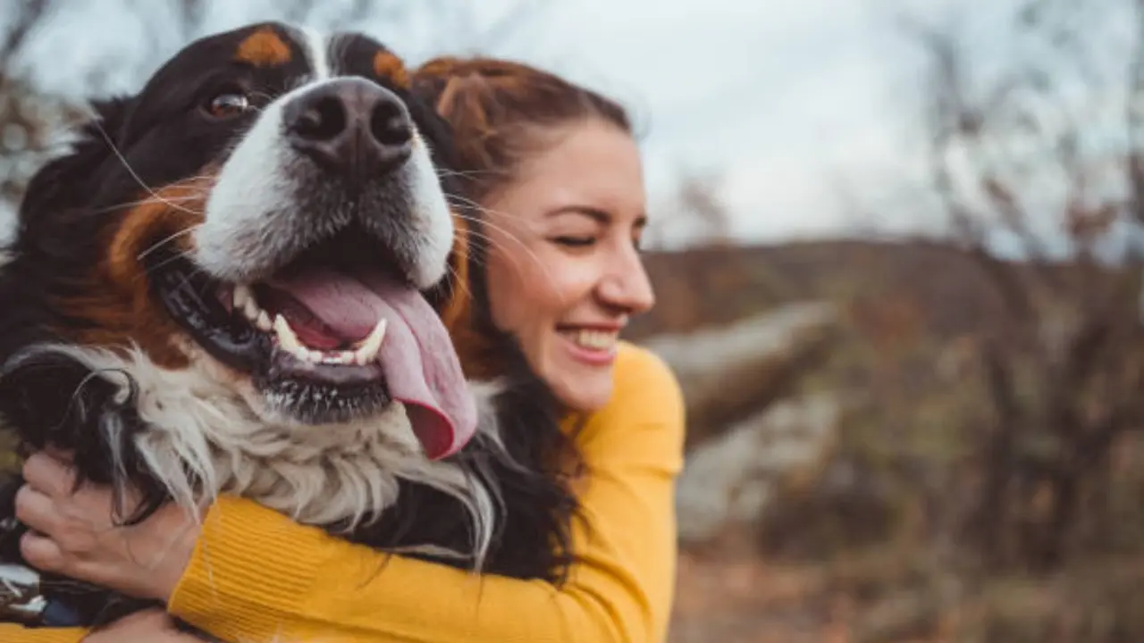 Una joven con su perro. / iStock.