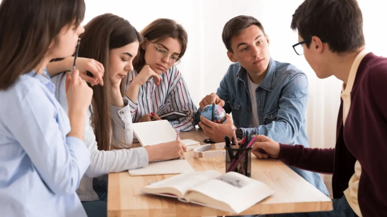 Un grupo estudiando. / RR SS.