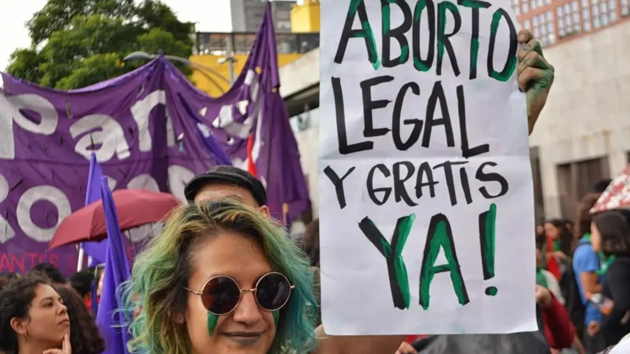 Manifestaci&oacute;n a favor del aborto legal y gratis. / RR. SS.