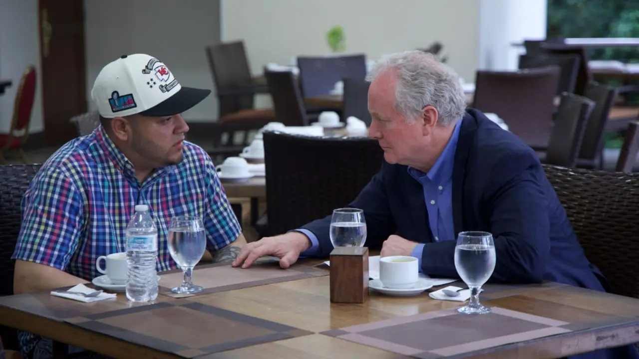 El migrante deportado err&oacute;neamente por la Administraci&oacute;n Trump, Kilmar Abrego Garc&iacute;a y el senador dem&oacute;crata Chris Van Hollen. / @ChrisVanHollen