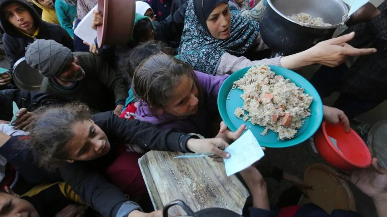 La gente de Gaza intenta desesperadamente conseguir comida en un punto de distribuci&oacute;n de UNRWA. / UNRWA
