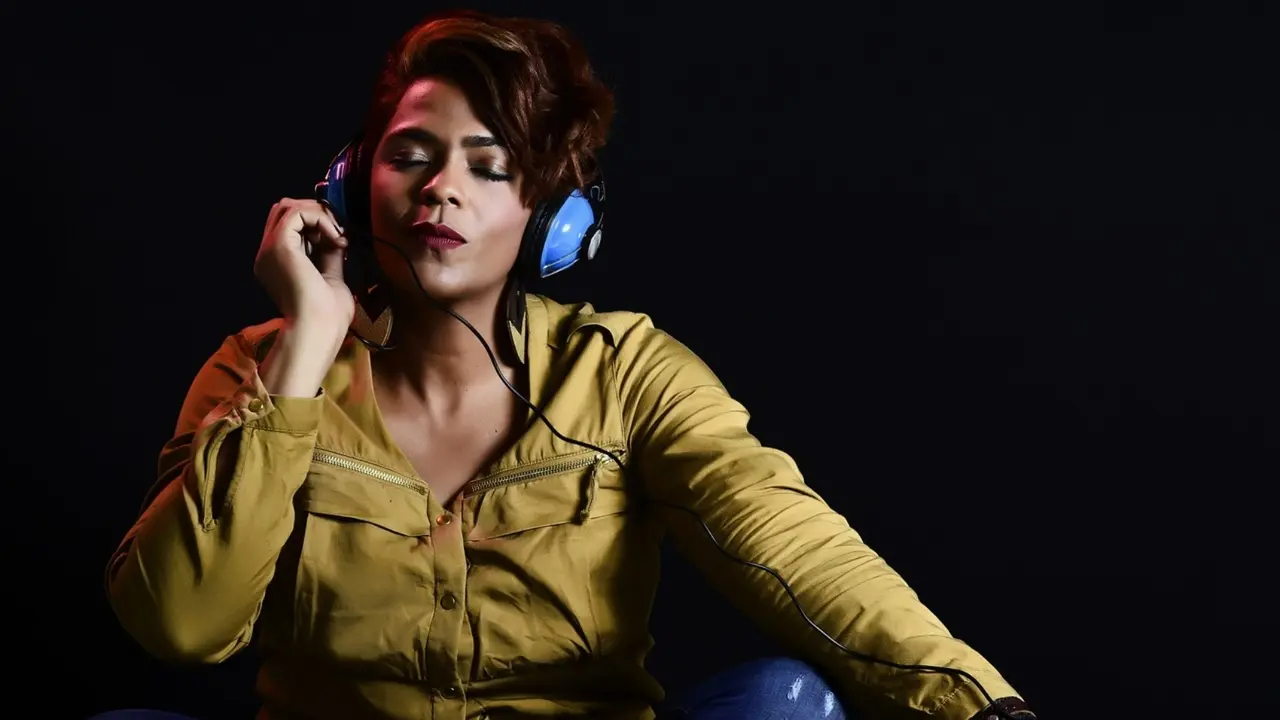 Una mujer escuchando m&uacute;sica. / Pixabay.
