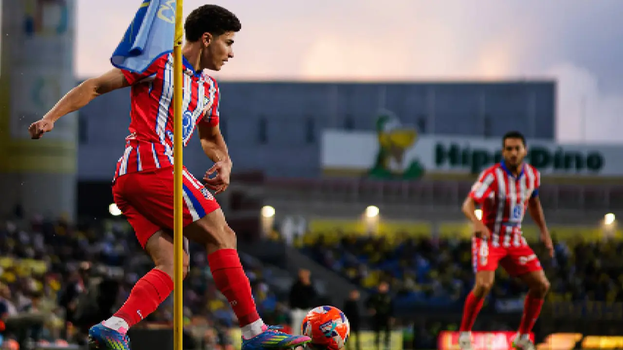Juli&aacute;n Alvarez, en plena acci&oacute;n del partido entre la UD Las Palmas y el Atl&eacute;tico de Madrid. /  @atleti