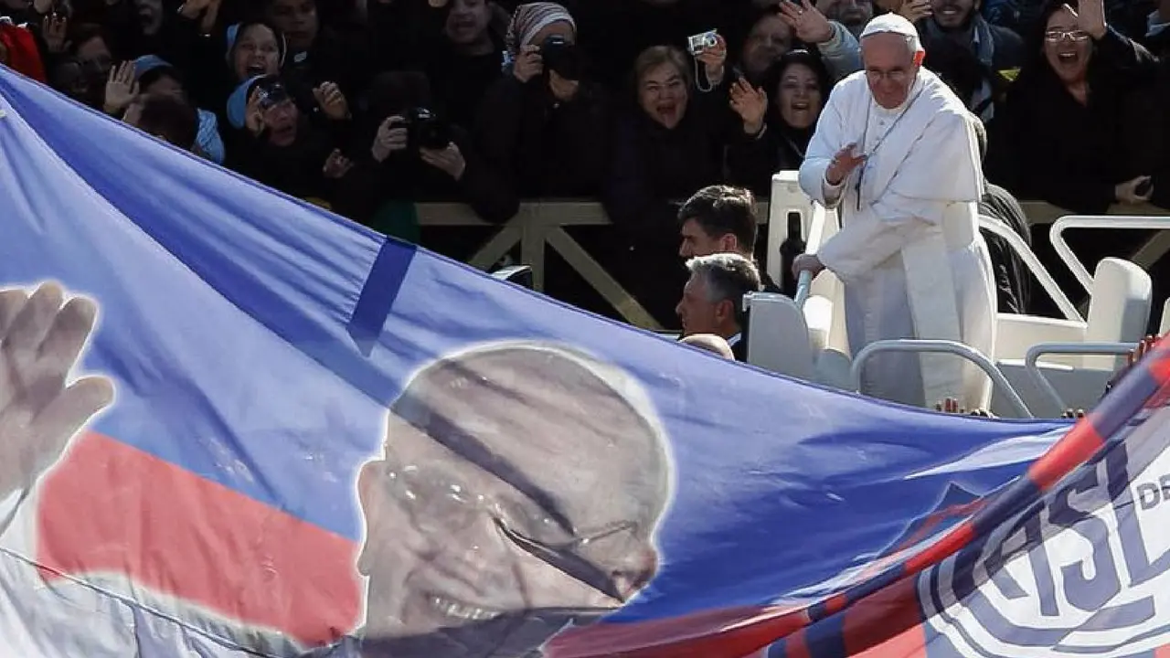 Francisco I saludando a los aficionados de San Lorenzo de Almagro. /   @sanlorenzo
