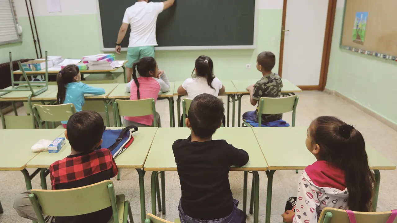 Un profesor en medio de una clase. / RR. SS.