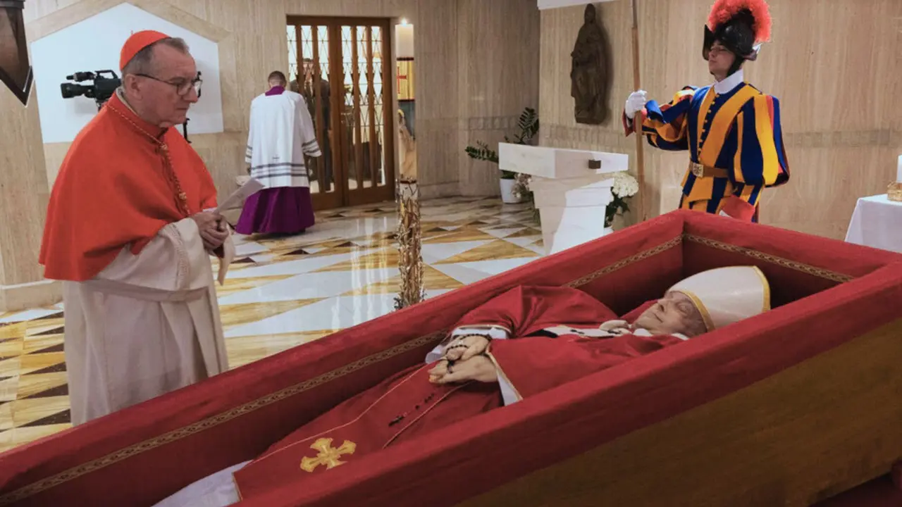 El Papa yace en un ata&uacute;d de madera, en la Capilla de Santa Marta, donde resid&iacute;a. / RR SS.