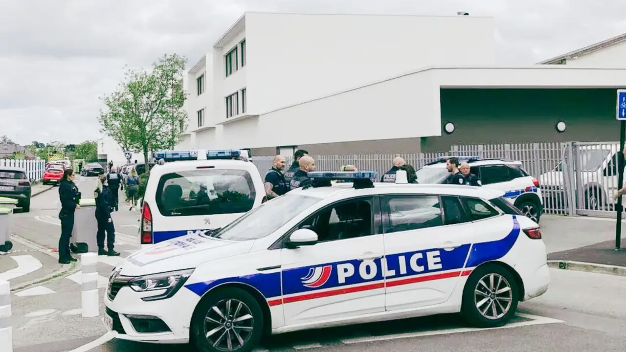 Coche de pol&iacute;cia francesa. / RR SS.