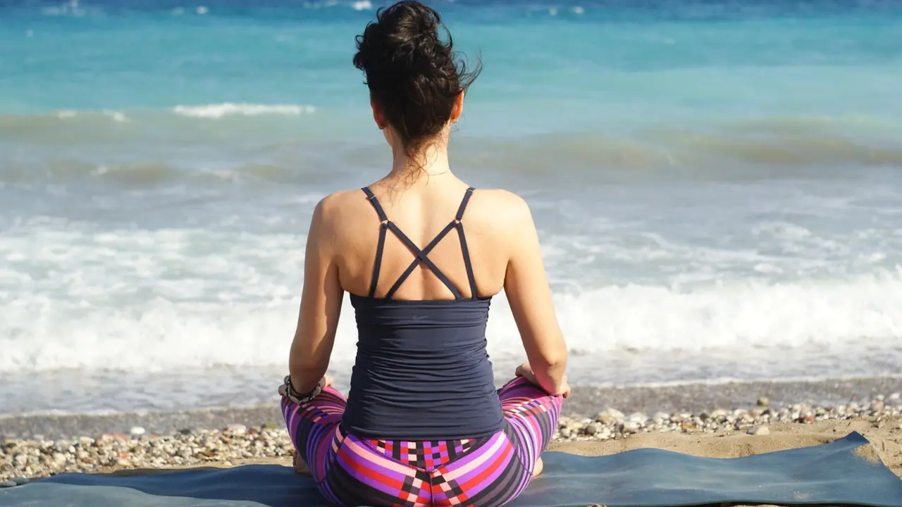 Una mujer meditando. / Pixabay.