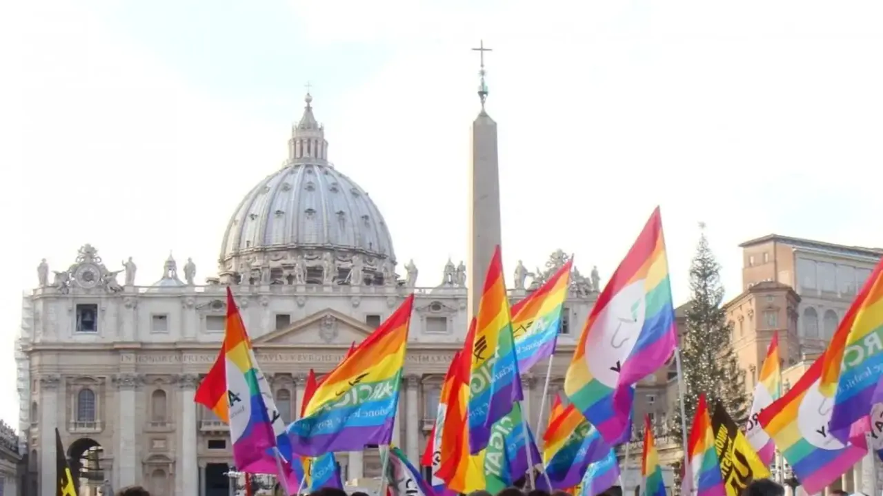 Un grupo de personas ondean banderas arco&iacute;ris en la plaza de San Pedro, en el Vaticano. / RR SS.