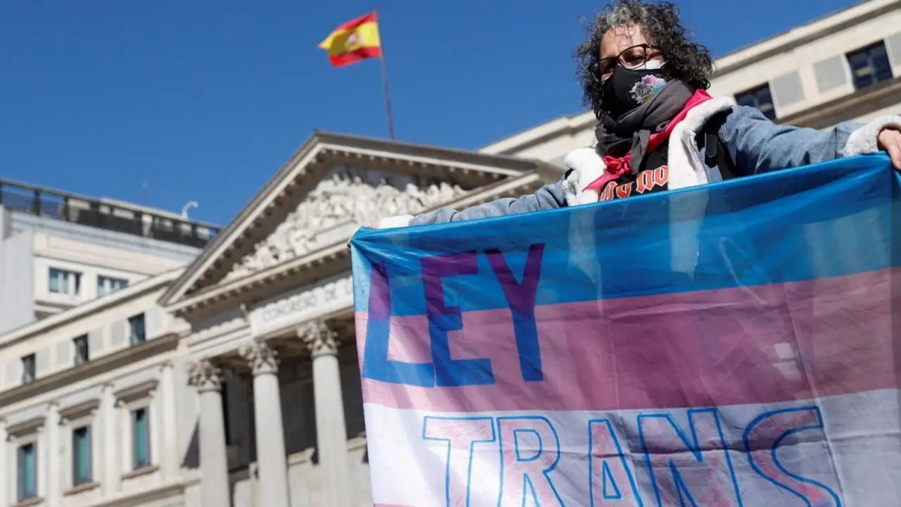 Manifestaci&oacute;n frente al Congreso a favor de la ley trans. / Rtve.es