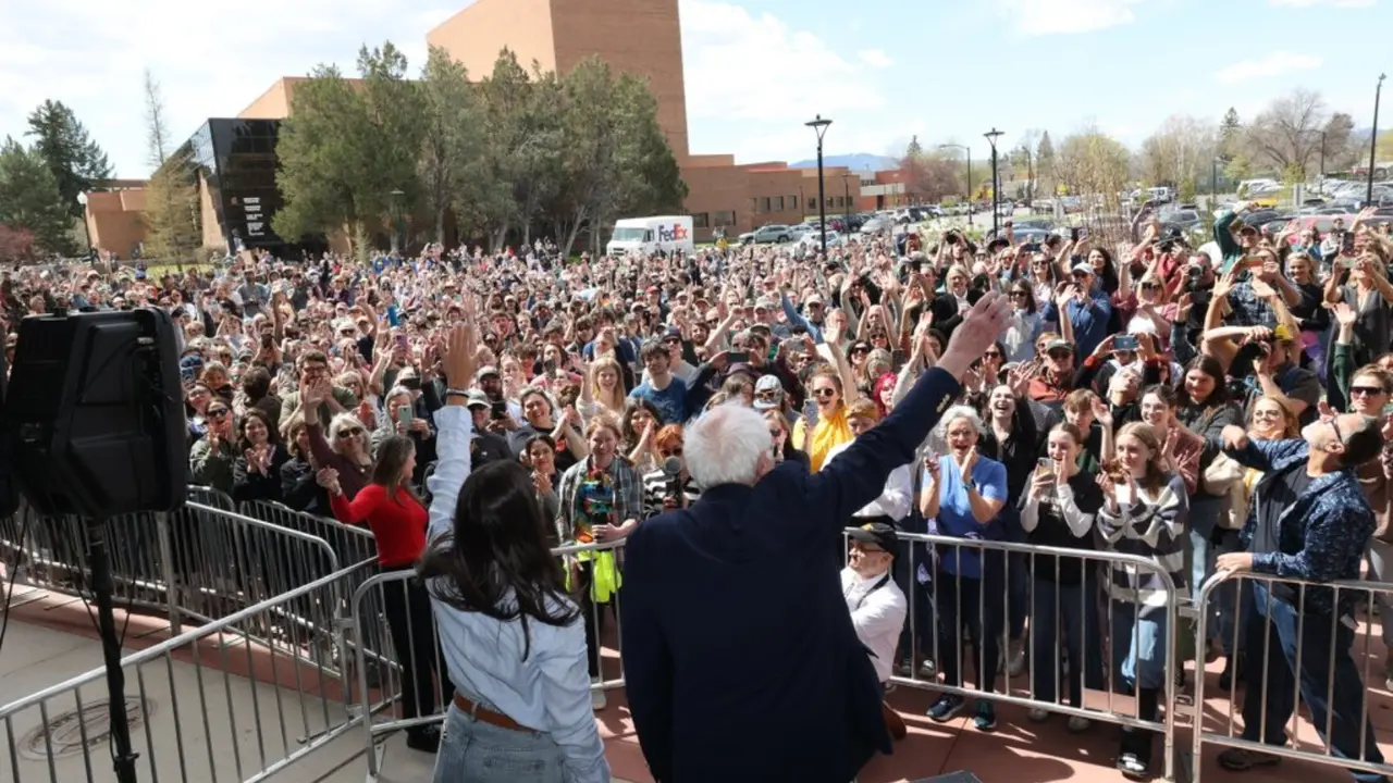 La congresista dem&oacute;crata Alexandria Ocasio-Cortez y el senador estadounidense Bernie Sanders. / @TeamAOC