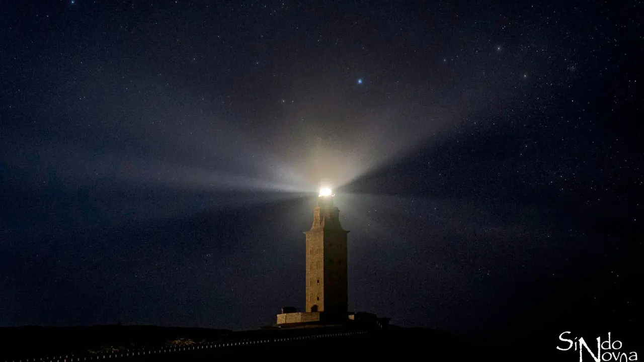 Imagen del cielo estrellado sobre la Torre de H&eacute;rcules de A Coru&ntilde;a. / Sindo Novoa.