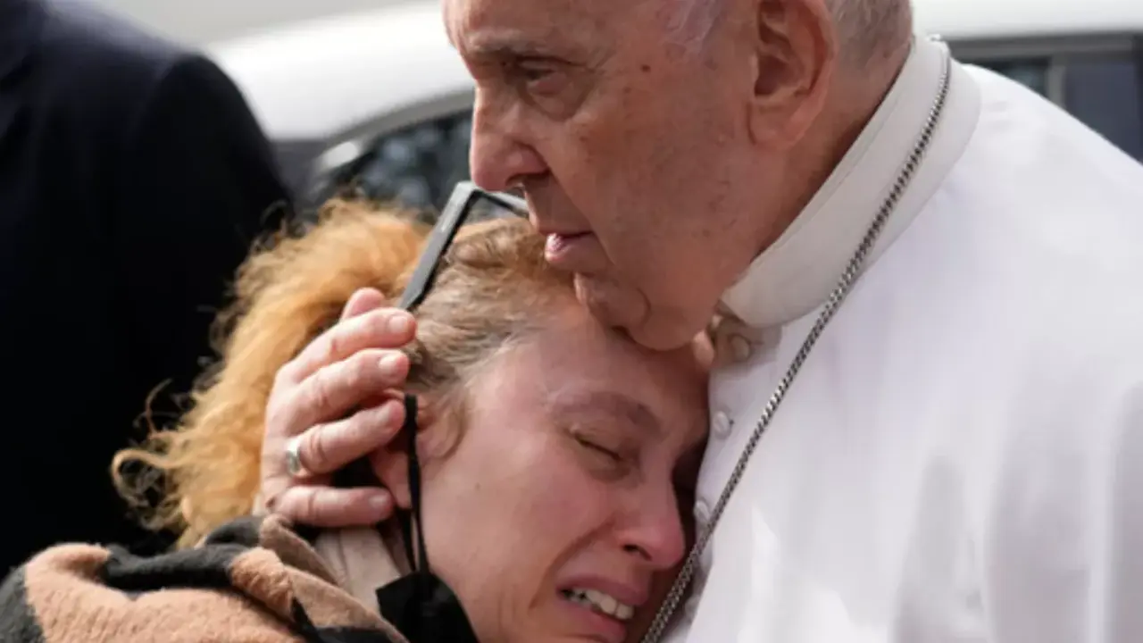 El Papa consuela a una madre que el d&iacute;a anterior perdi&oacute; a su hija de 5 a&ntilde;os.