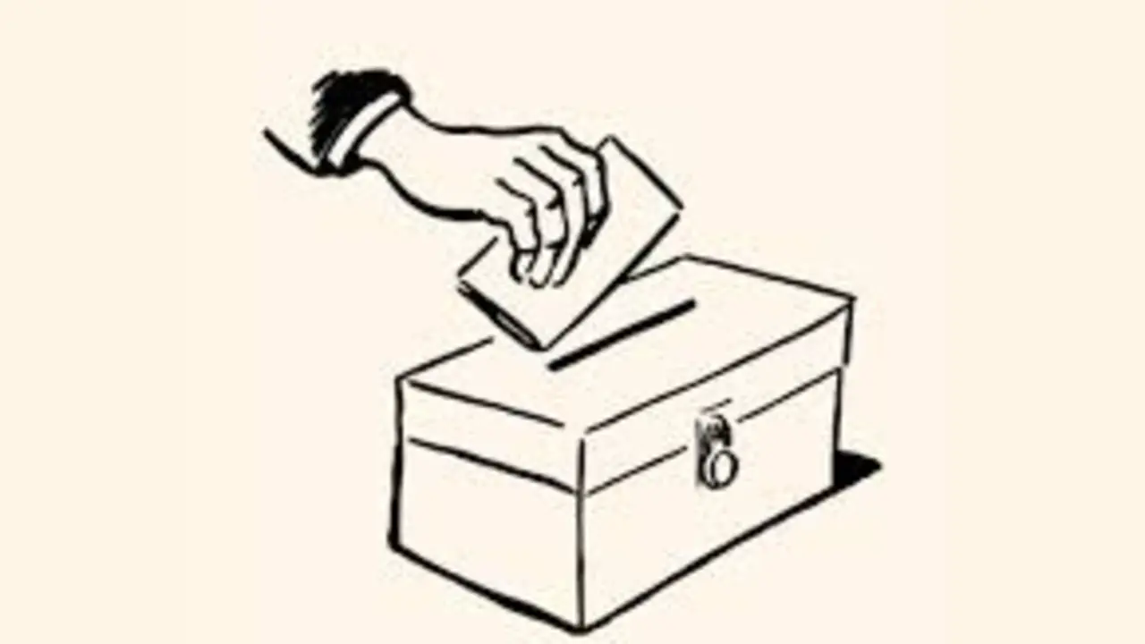Persona depositando una papeleta electoral
