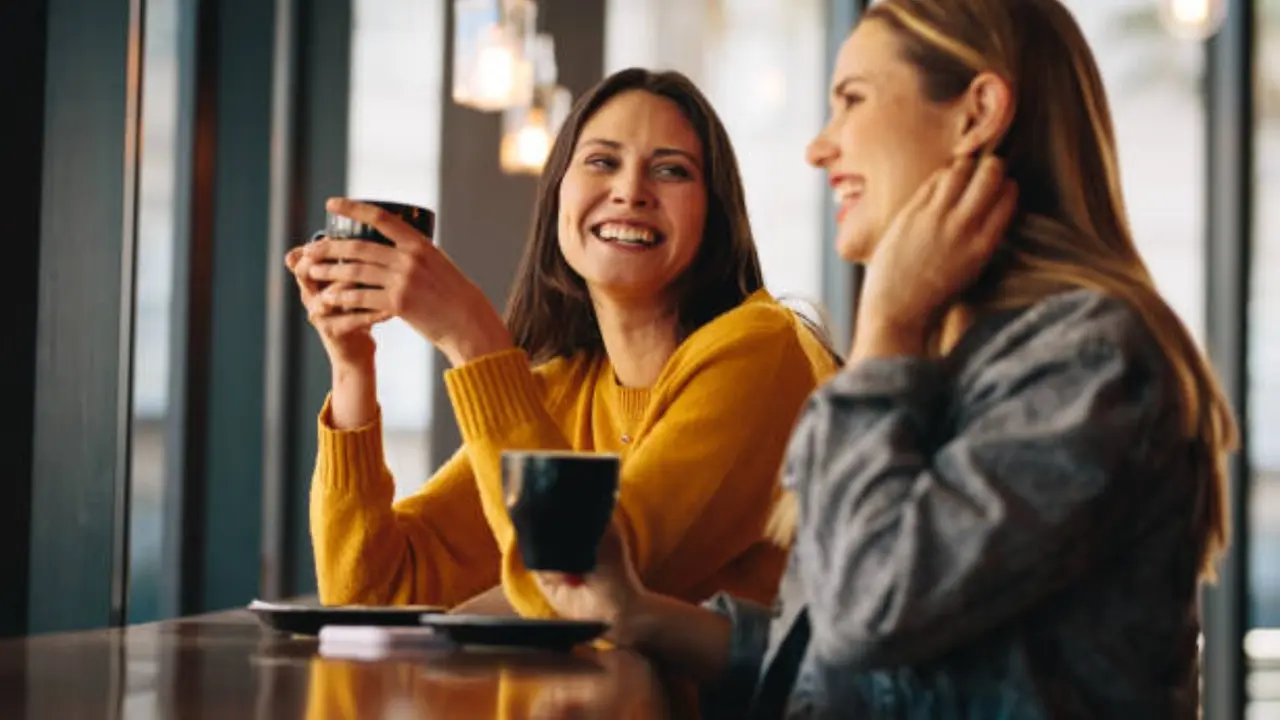 Dos personas en un caf&eacute;. / iStock.