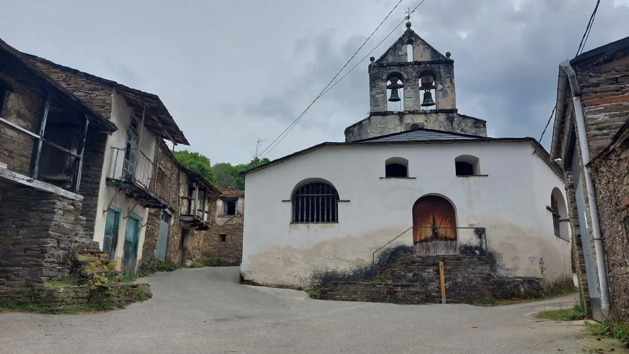 Una iglesia en una aldea de Galicia, en el Camino de Santiago. / M.M.