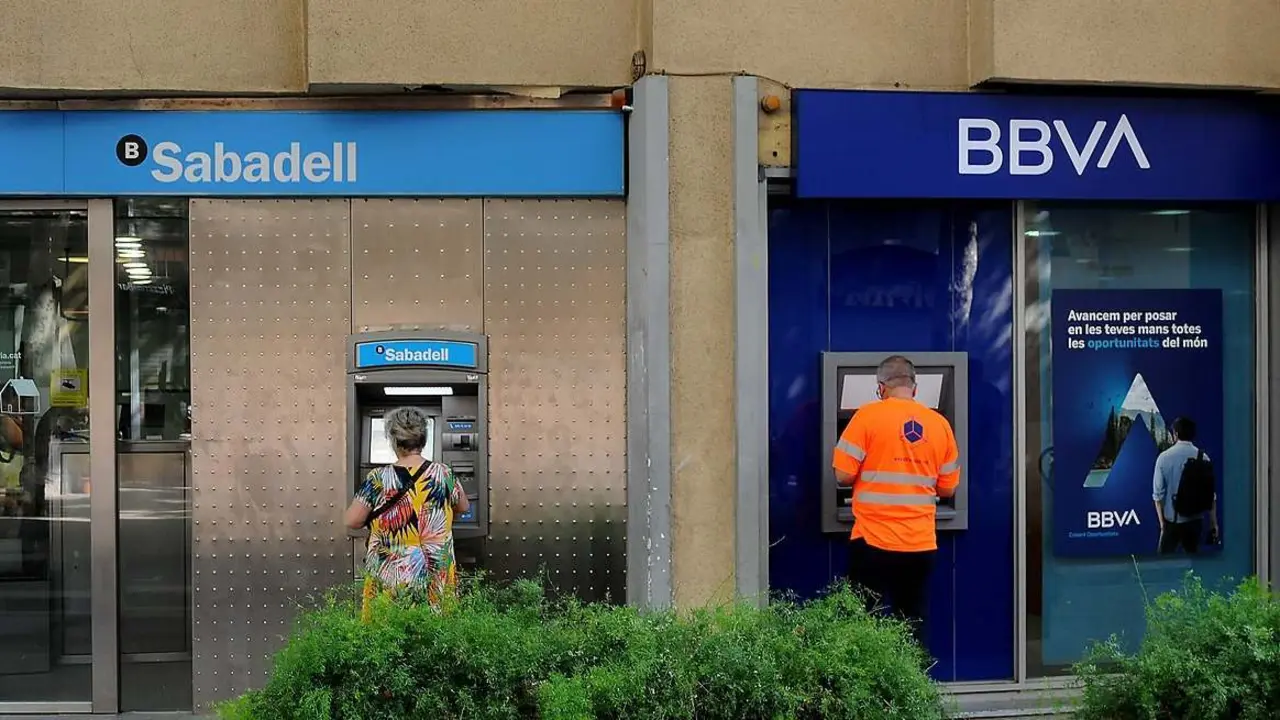 Oficinas de Sabadell y BBVA. / RR SS