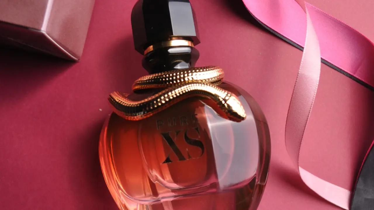 Perfume de lujo en color rojo. 