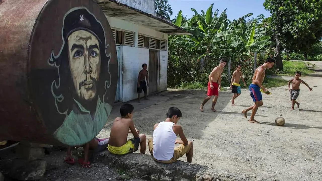 Jugando f&uacute;tbol en un barrio habanero. / Rolando Pujol.