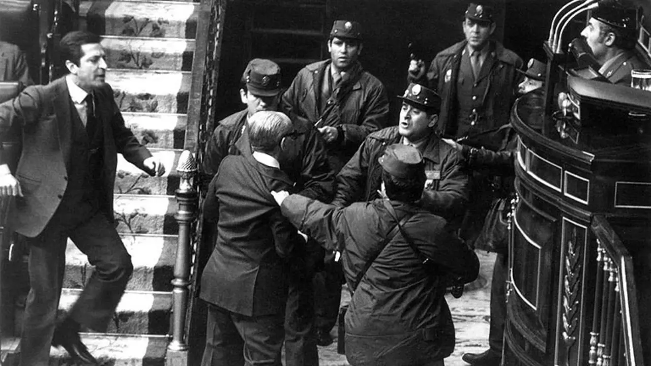 Democracia en pie; democracia de rodillas...