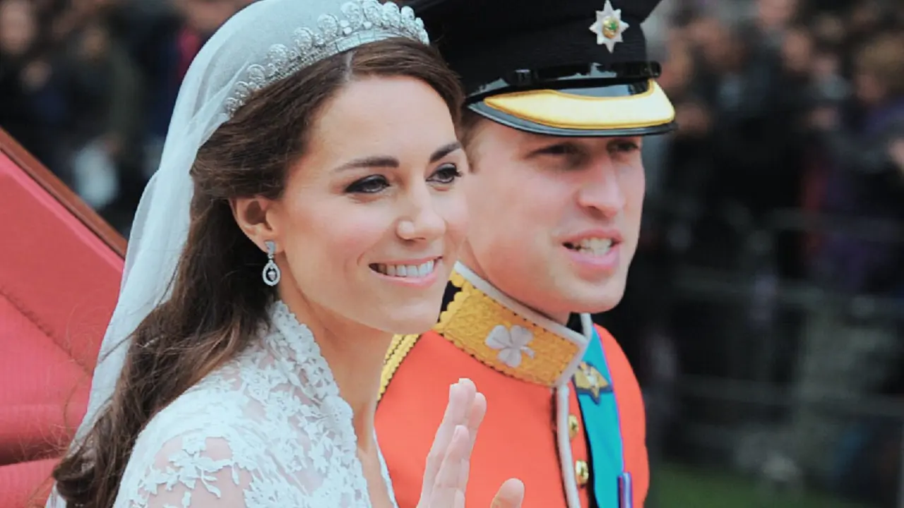 Kate Middleton y el pr&iacute;ncipe Guillermo el d&iacute;a de su boda. / RR SS.