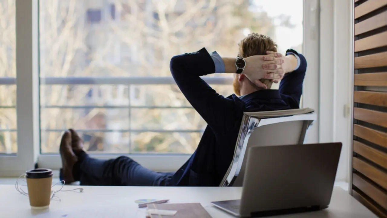 Un hombre toma un descanso. / iStock.