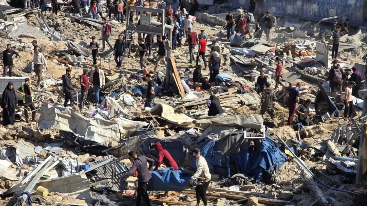 Palestinos en medio de la destrucci&oacute;n en Gaza. / @mhdksafa.
