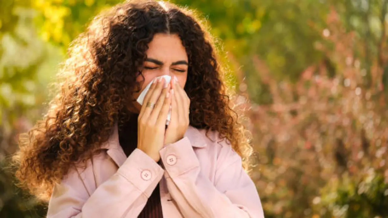 Una joven con alergia al polen. / iStock.