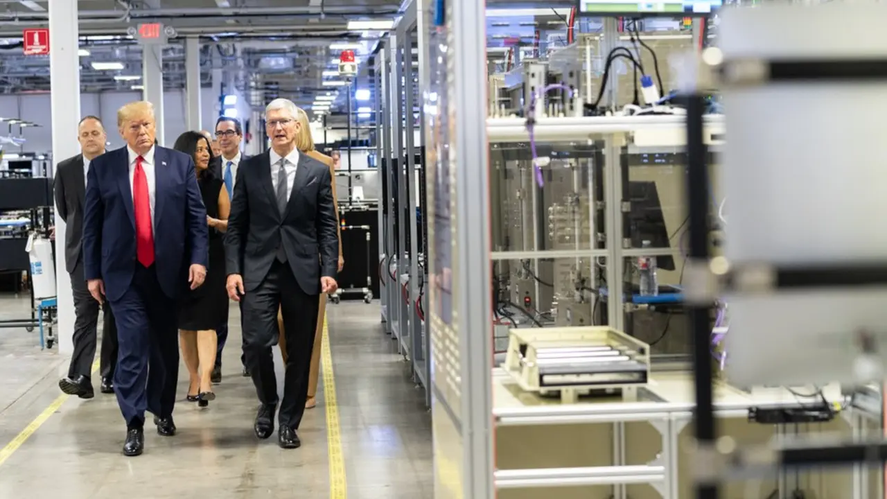 Donald Trump, presidente de EE UU y Tim Cook, CEO de Apple. / White House