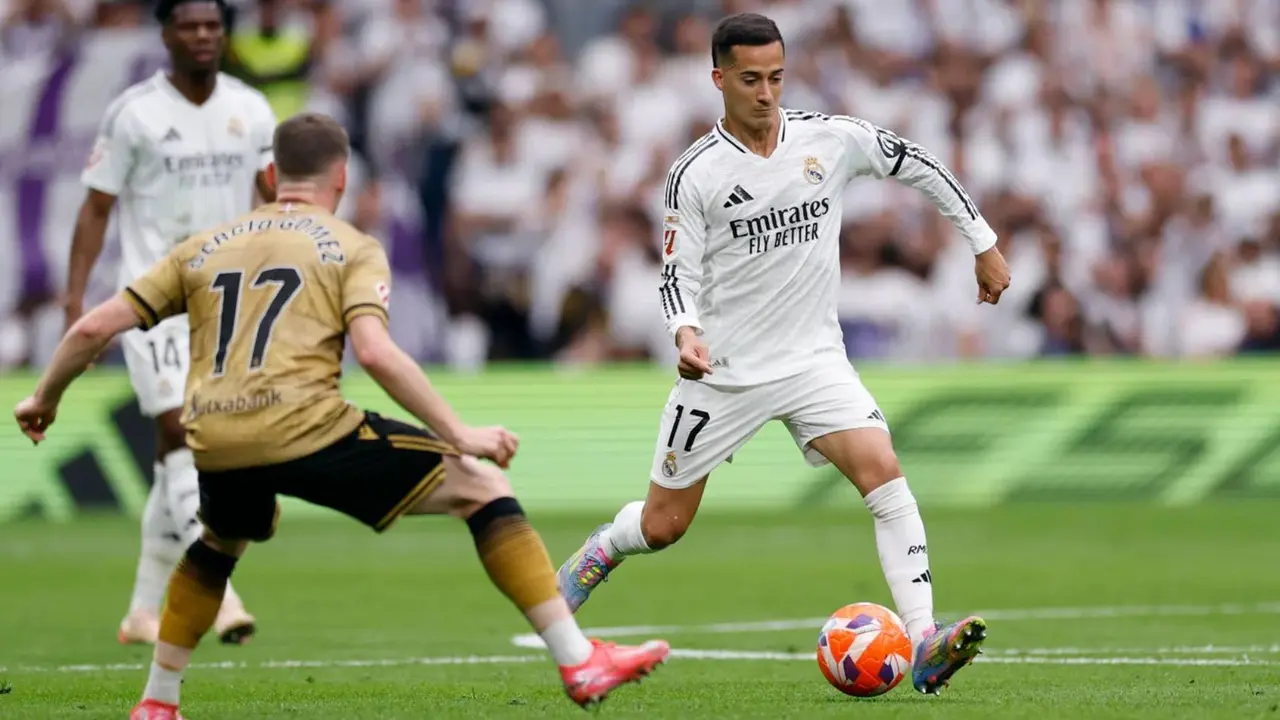 Lucas V&aacute;zquez  en plena acci&oacute;n del partido ante la Real Sociedad. /   www.realmadrid.com