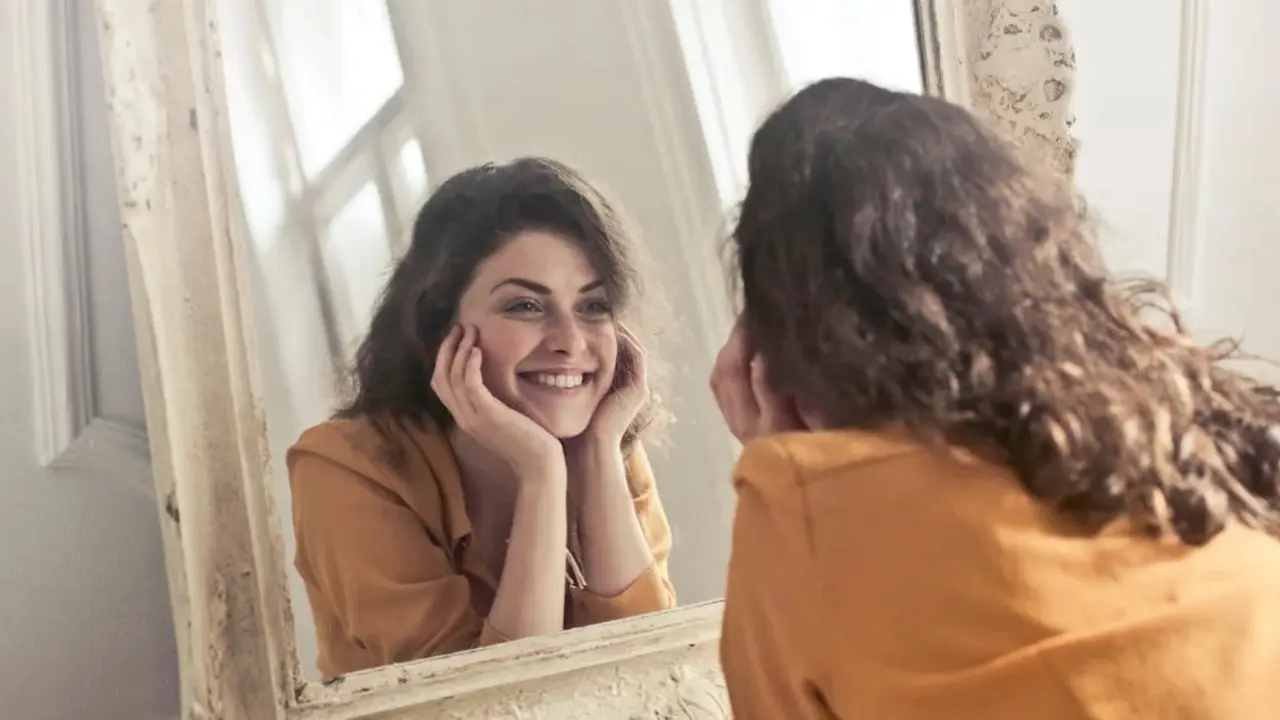 Una mujer frente el espejo. / Pexels.