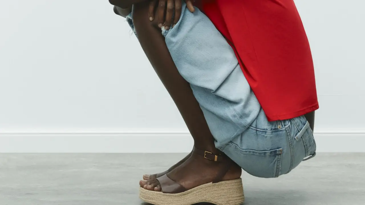 Cuñas de piel, sandalas, Zara.com.