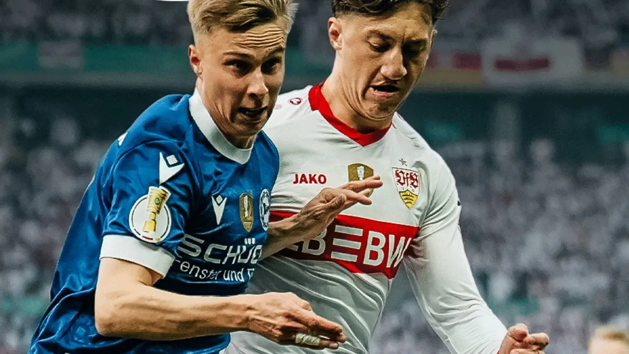 Angelo Stiller, vestido de blanco, disputando un bal&oacute;n durante la final de la Copa de Alemania. /  @VfB
