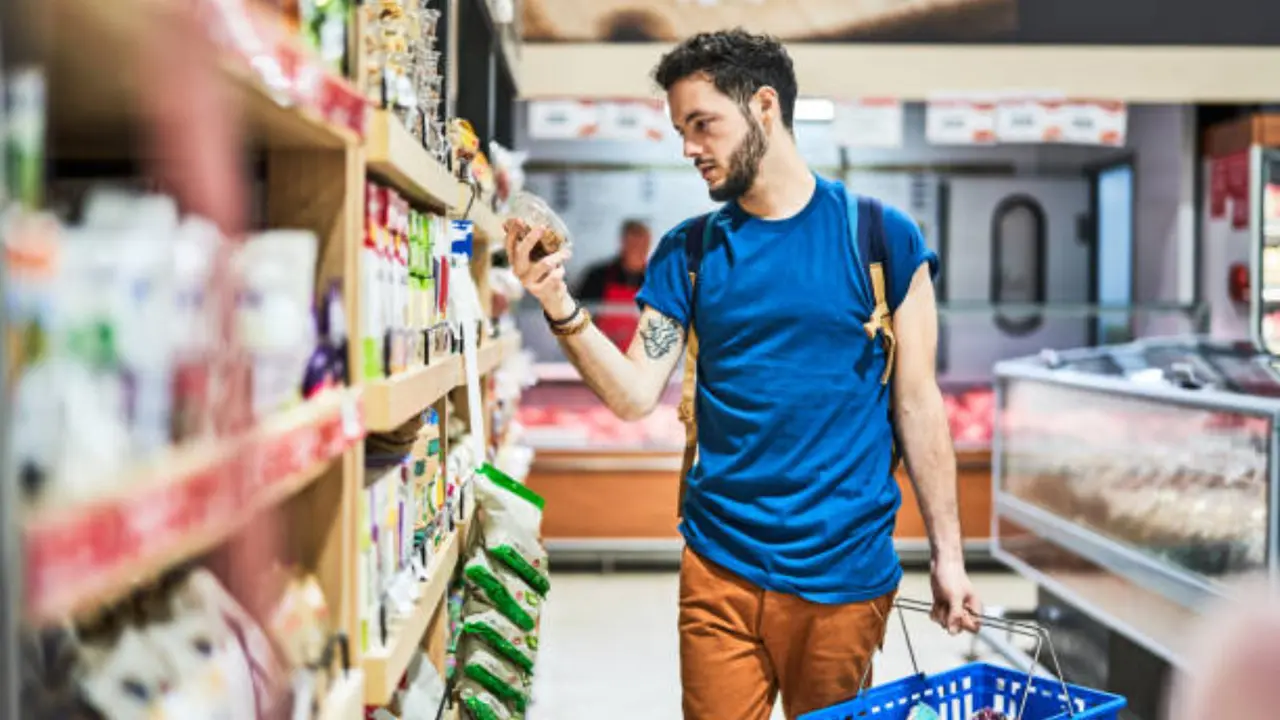 Un joven en un supermercado. / iStock.