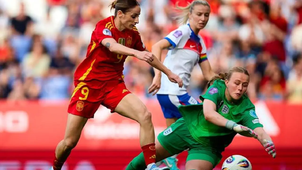 Una imagen del partido entre Espa&ntilde;a e Inglaterra    @SEFutbolFem