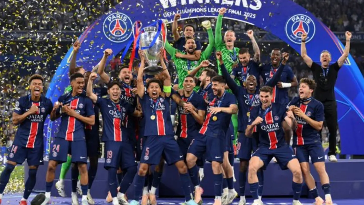 Los futbolistas del PSG en plena celebraci&oacute;n de su victoria en la Champions. /   @psg_inside