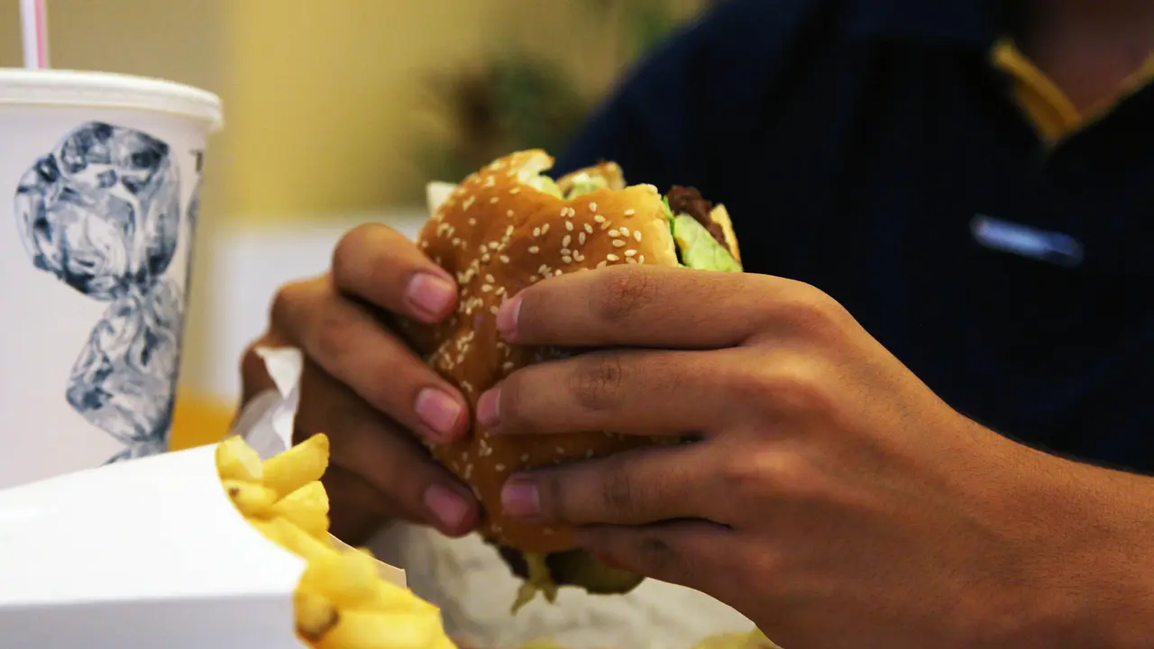 La mala alimentaci&oacute;n puede ser un factor que explique la aparici&oacute;n m&aacute;s temprana del c&aacute;ncer. / RR. SS.