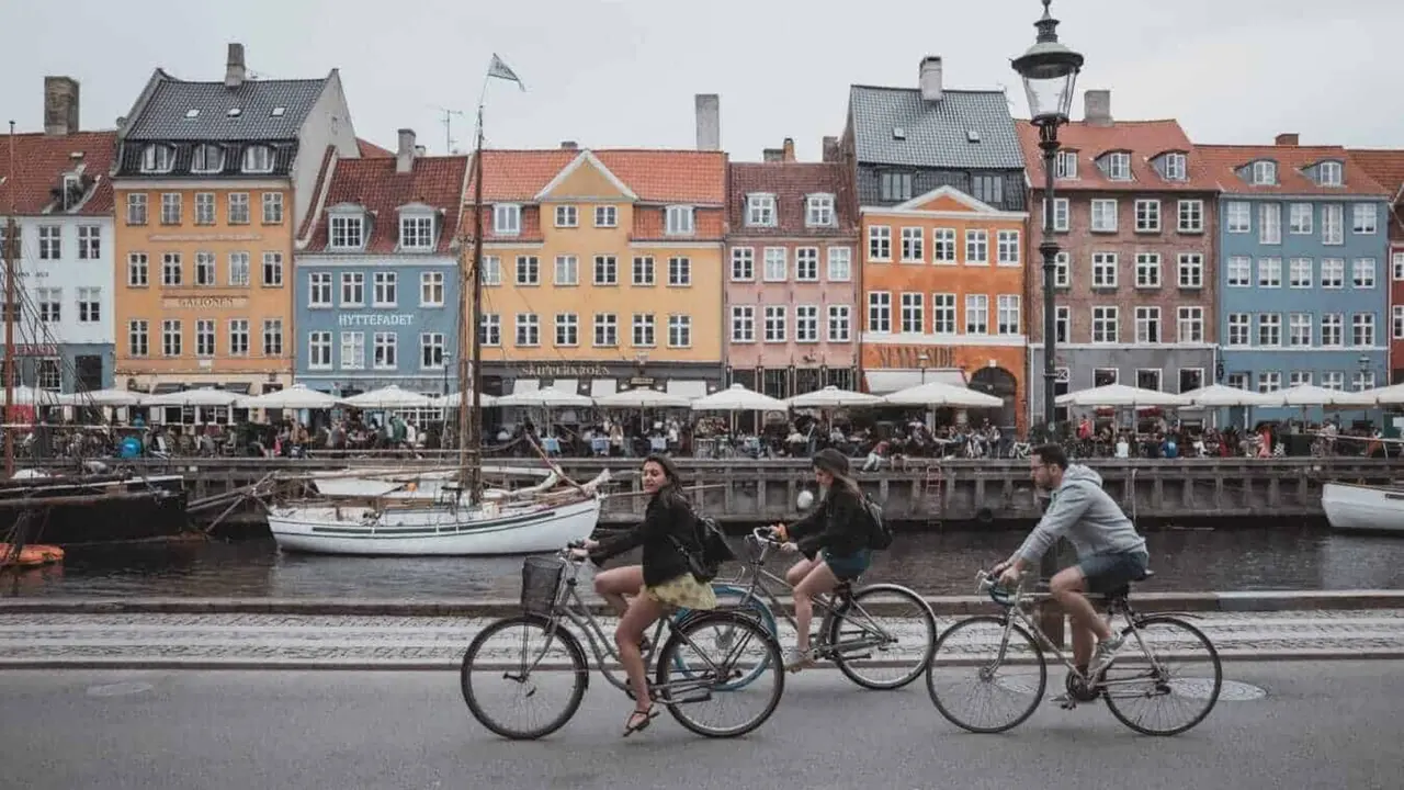 Personas pasean en bicicletas en Copenhague. / RR. SS.