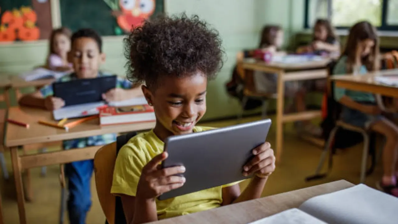 Ni&ntilde;os con sus pantallas. / iStock.