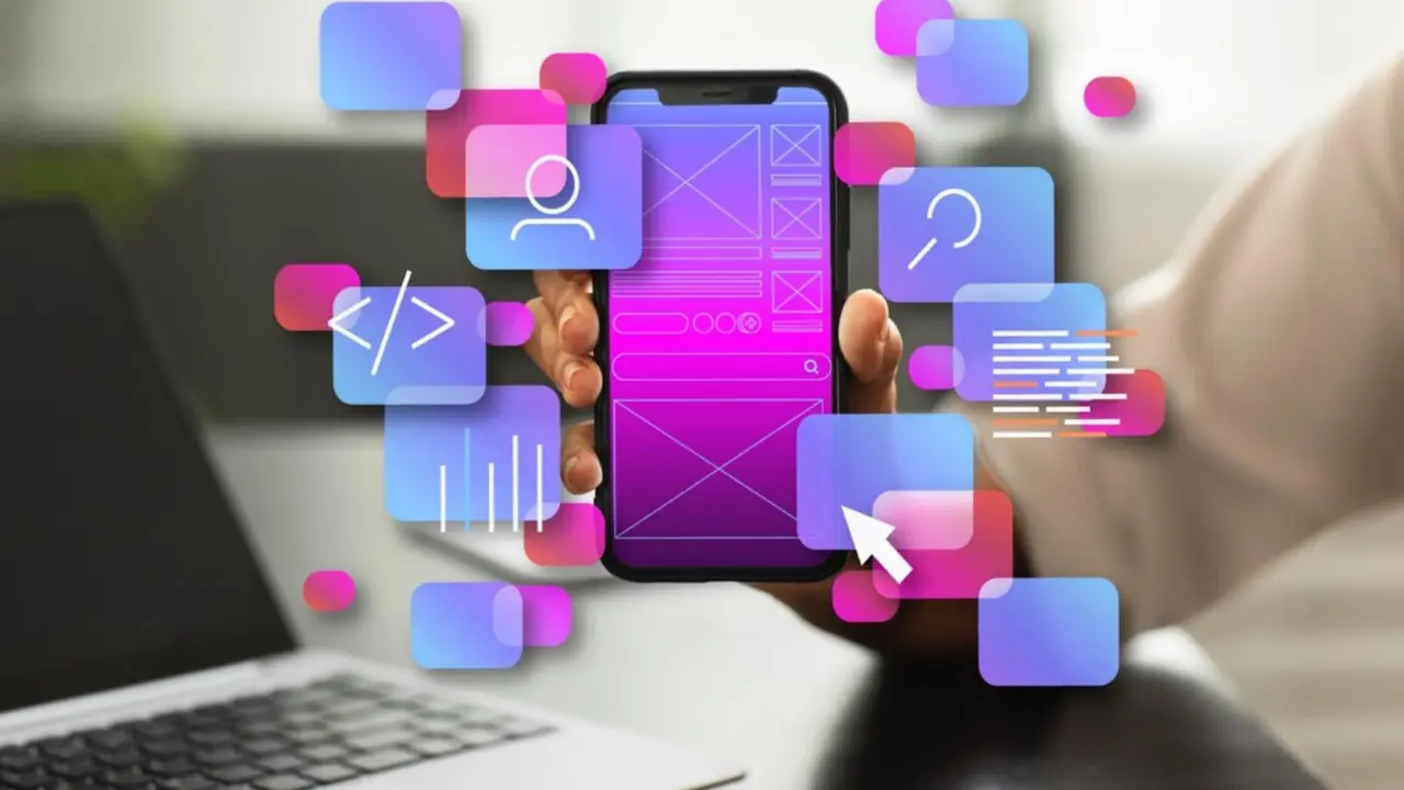 Ilustraci&oacute;n de un m&oacute;vil y sus apps. / Freepik.