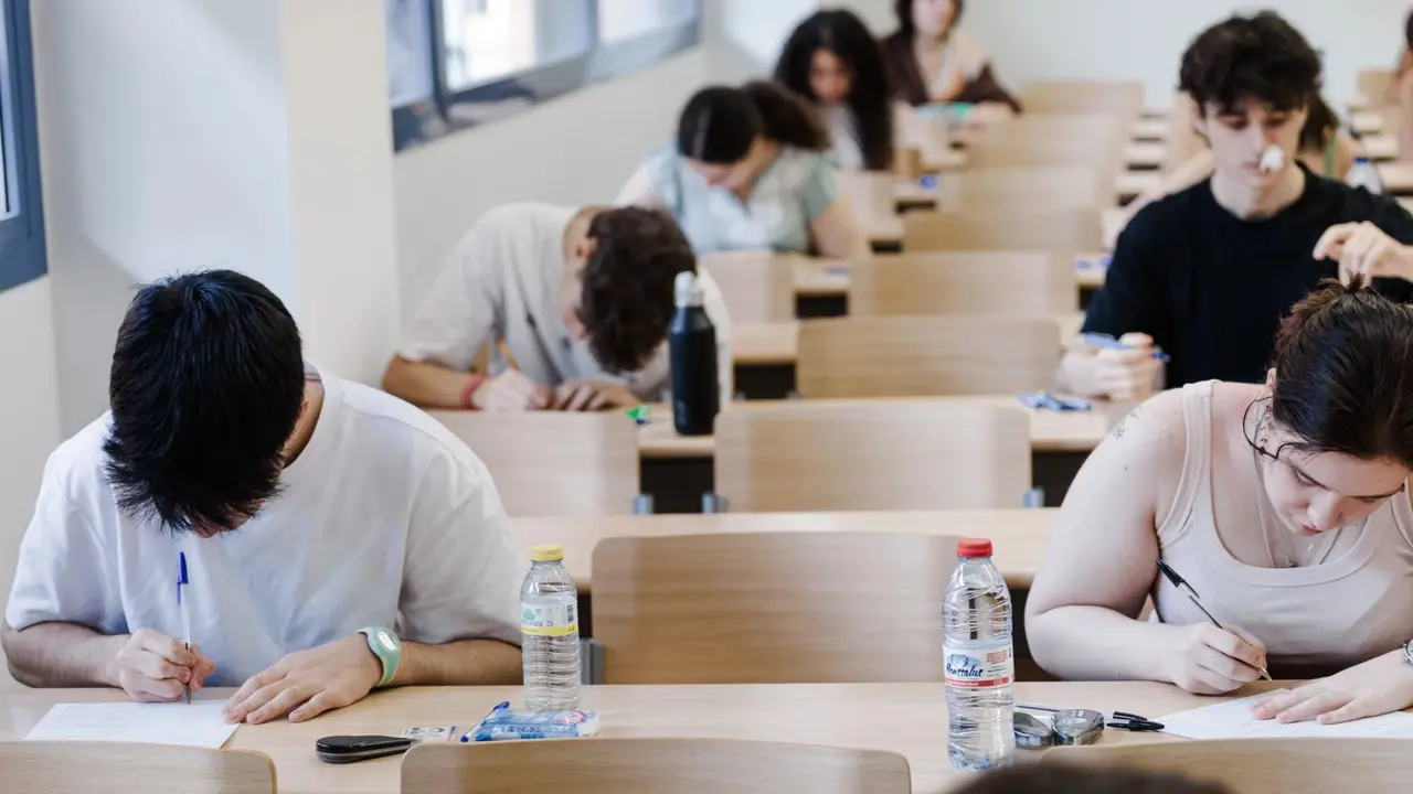 Estudiantes en medio de un examen. / RR. SS.