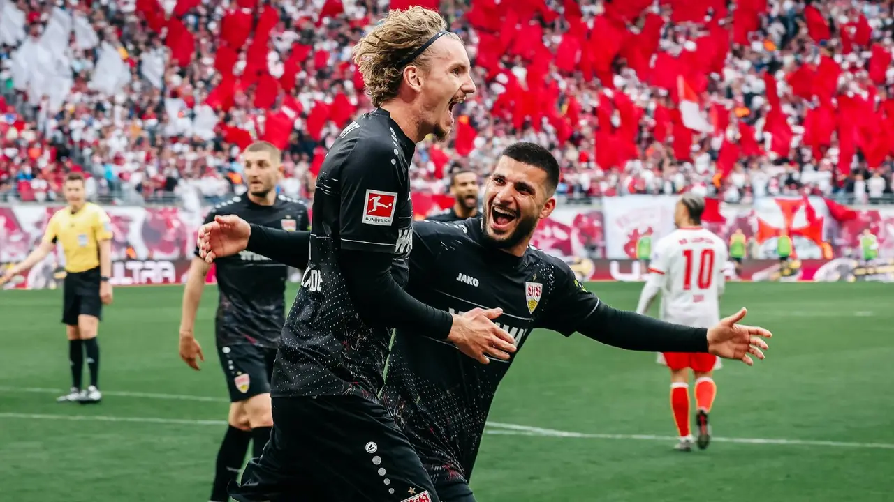 Nick Woltemade, el rubio a la izquierda, en plena celebraci&oacute;n de uno de sus goles con el Stuttgart. /  @VfB