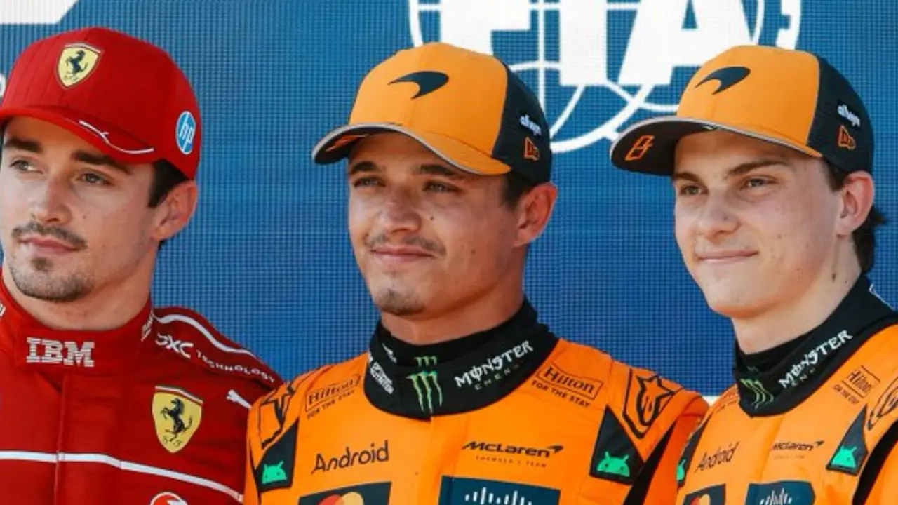 Lando Norris, en el medio, junto a Charles Leclerc y Oscar Piastri. /  @mclarenf1