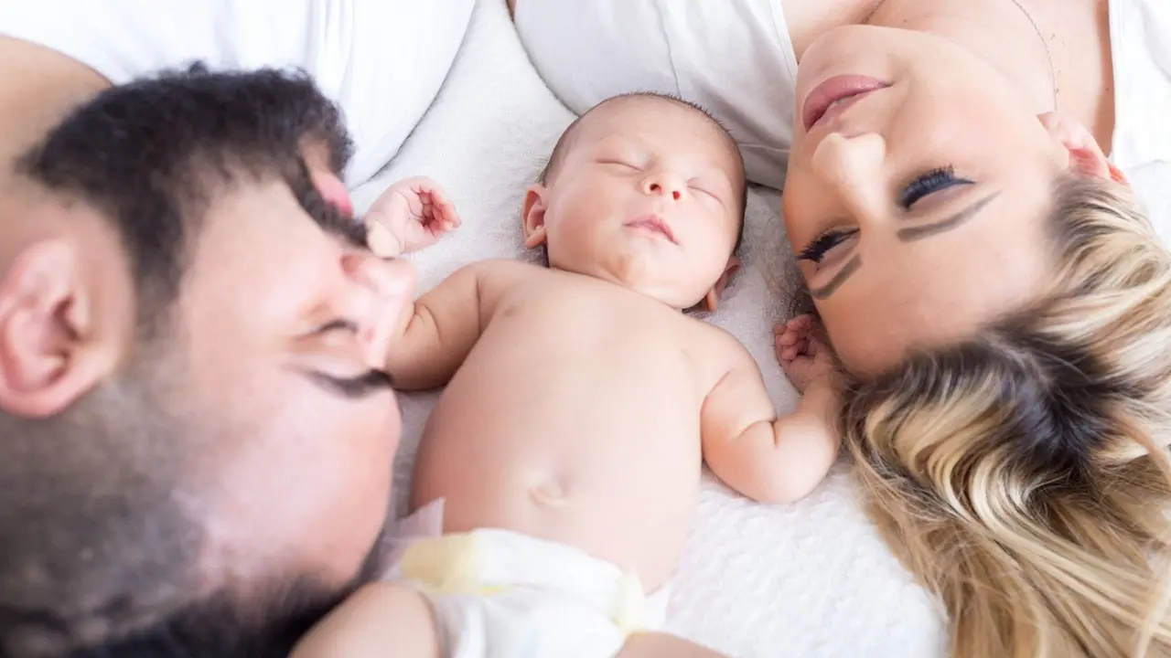 Unos padres con su beb&eacute;. / Pixabay.