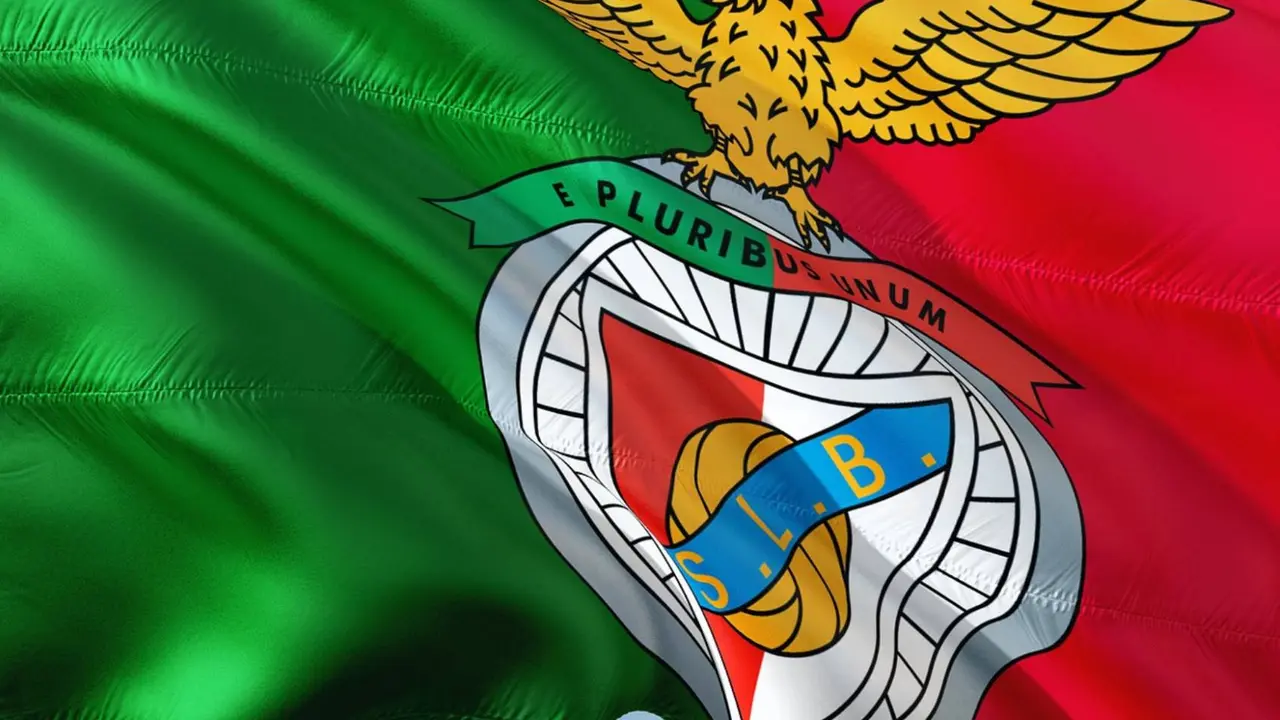 Una bandera con el escudo del Benfica./   Pixabay