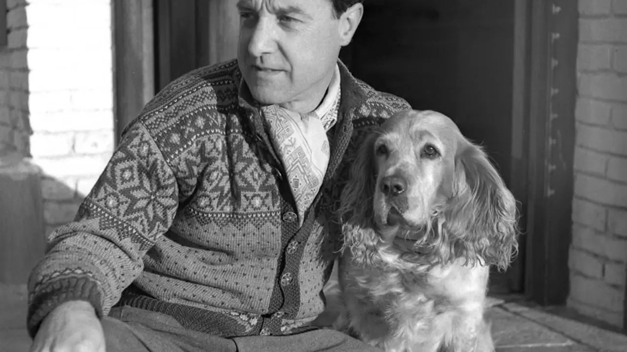 Retrato de José Suárez en Punta del Este con su perro Mambrino en los a&ntilde;os 50. / josesuarezfernandez.wordpress.com