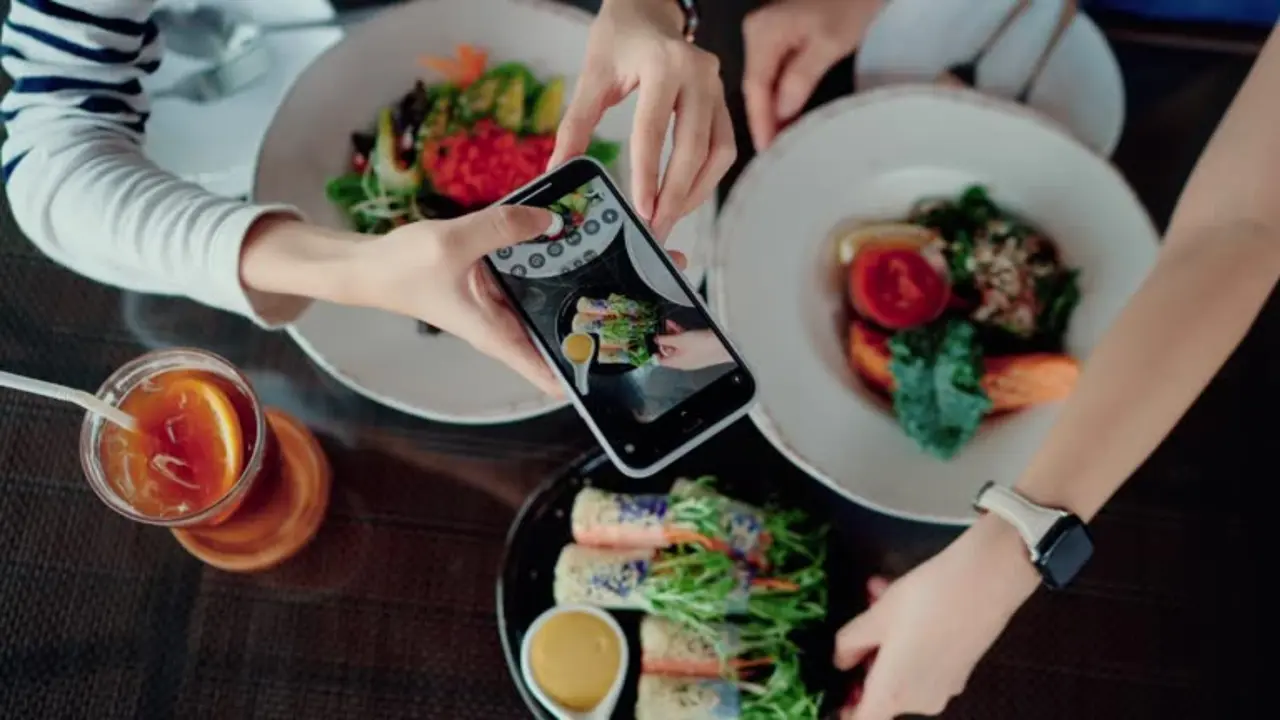 Una persona le toma fotos a su comida. / iStock.