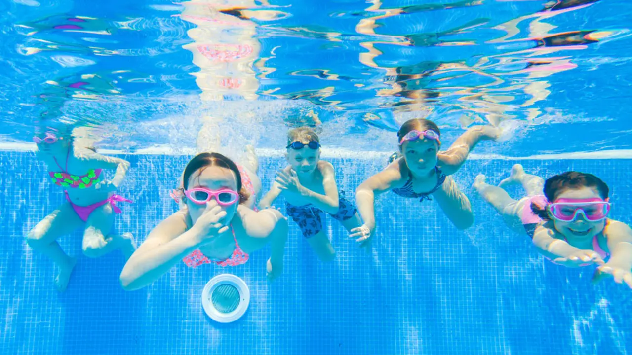 Ni&ntilde;os en una piscina. / RR. SS.