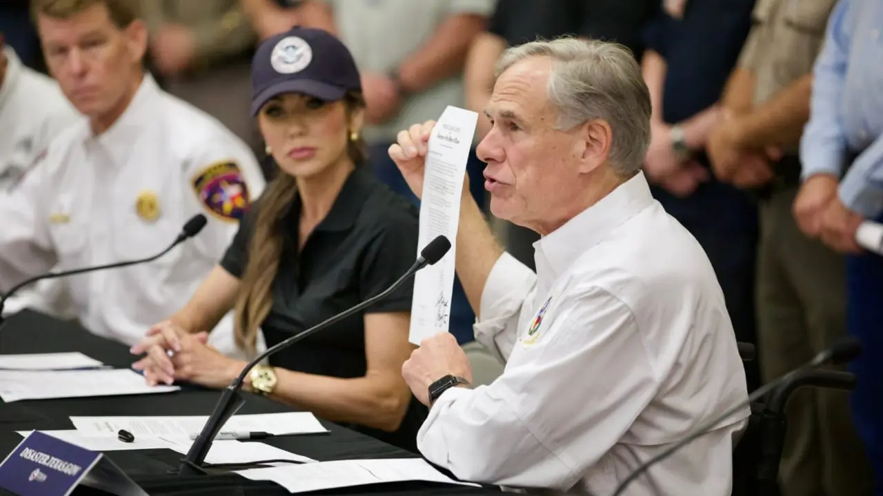 El gobernador de Texas Greg Abbot junto a la secretaria de Seguridad Nacional Kristi Noem. / @GregAbbott_TX