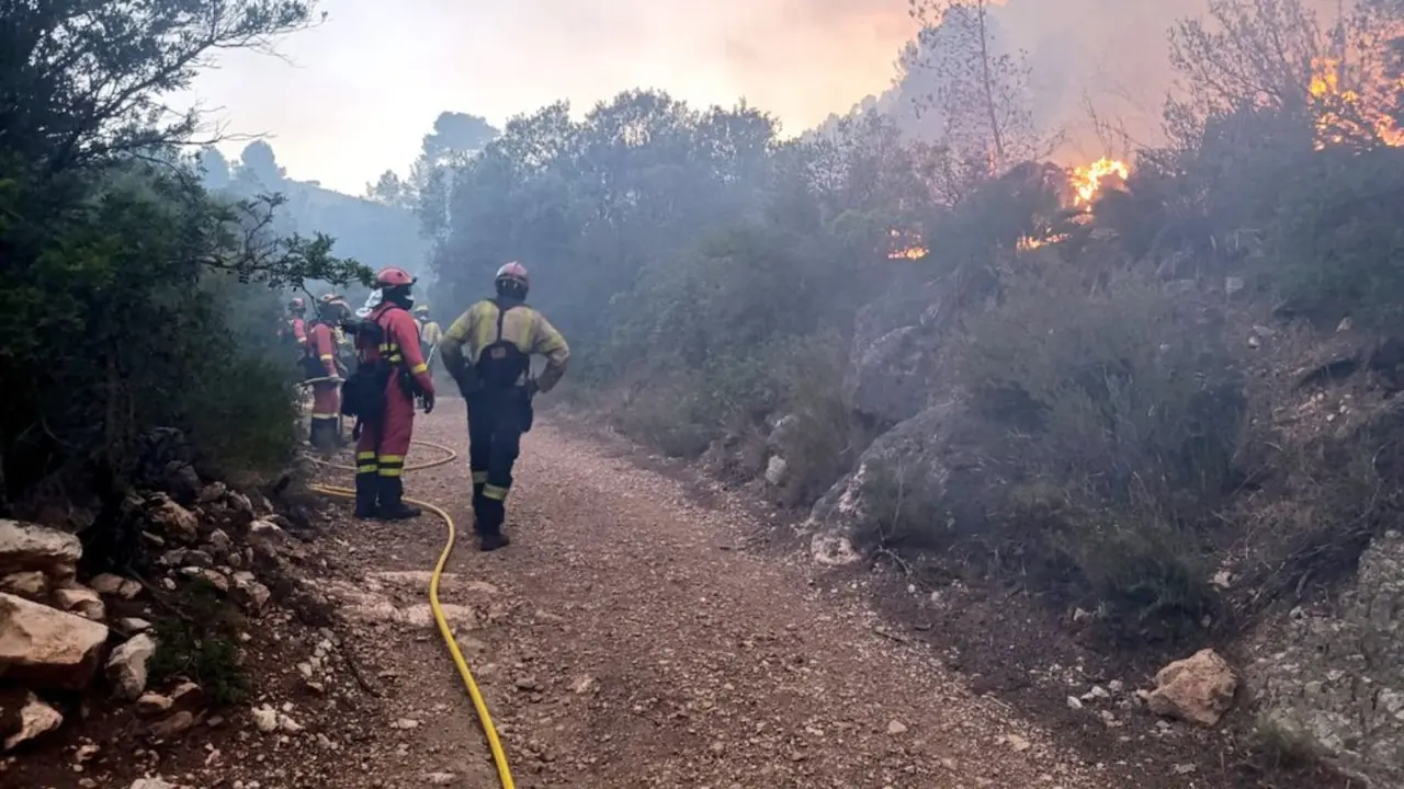 Bomberos se enfrentan a los incendios en Tarragona. / @UMEgob.